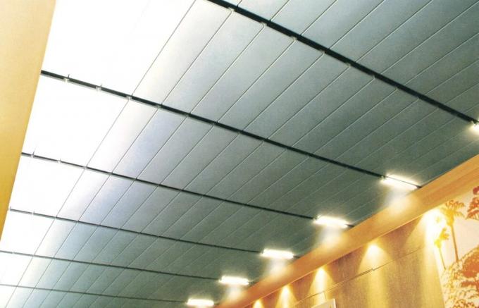 Rollo decorativo de las tejas del techo del panel de aluminio de la chapa de la absorción sana cubierto
