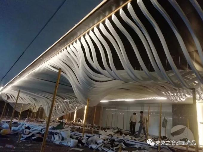 Los paneles de techo de aluminio del grueso de la escama 3m m Kynar 500 que cubre para el centro comercial de gama alta