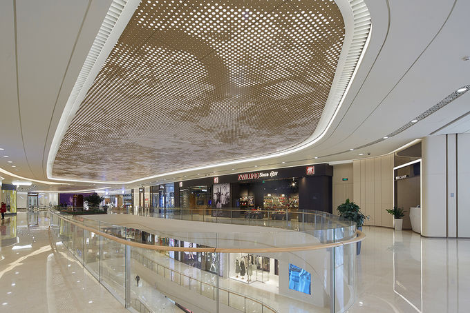 los paneles de techo de lujo del metal del oro de la capa de los 2.5MM PVDF para el edificio comercial del centro comercial